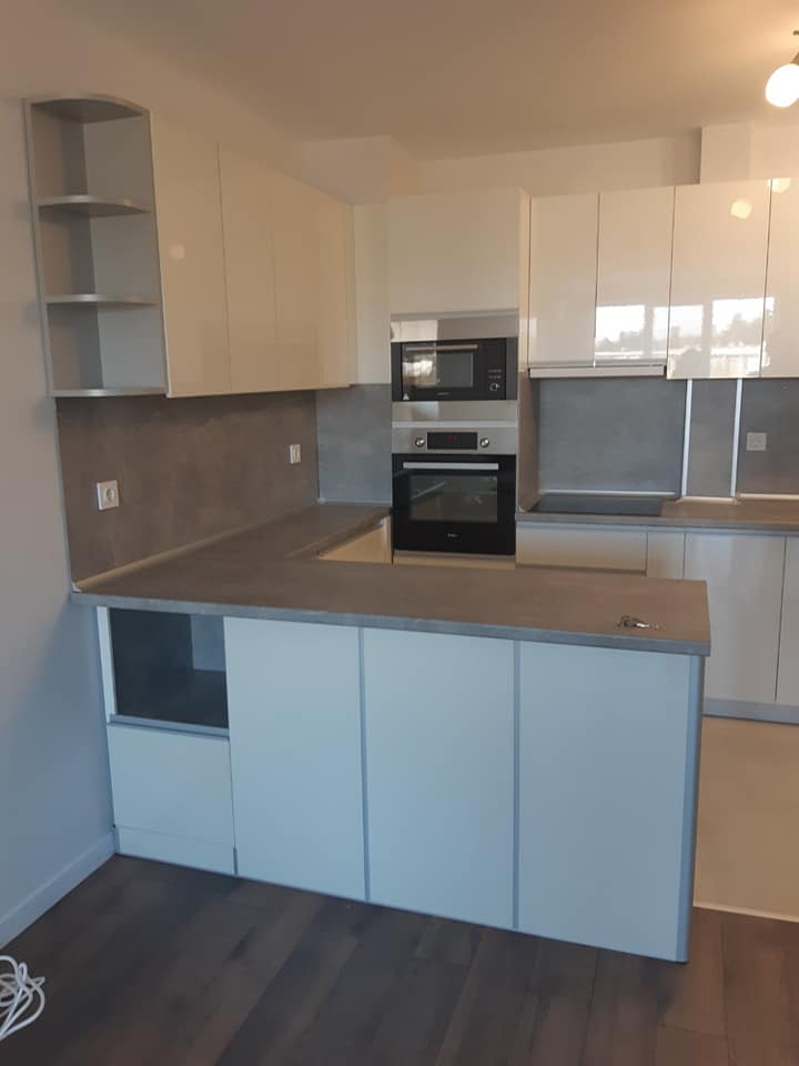 U-образна кухня с висок гланц и бетонна визия снимка 3