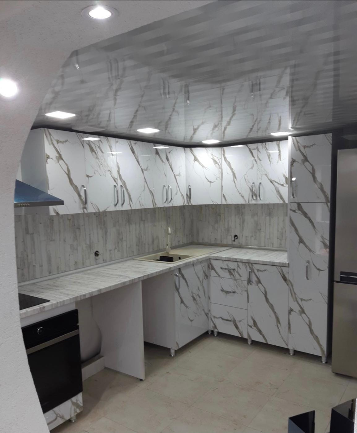 Ъглова кухня с Мраморна Визия и Гланц снимка 1