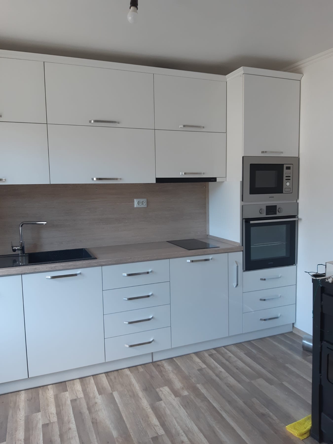 Права кухня Бял Гланц и Дървесен Декор снимка 2