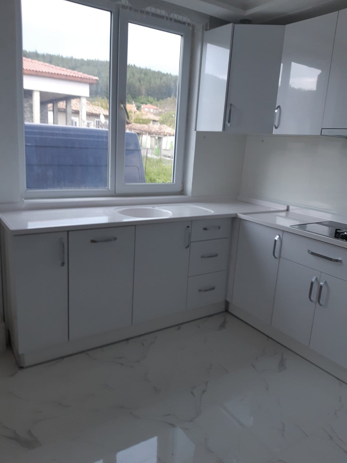 L-образна кухня Бял Гланц със Синтетичен Плот снимка 3