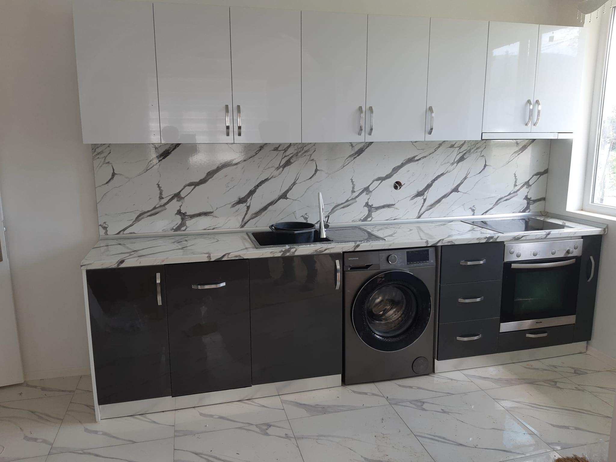 Права кухня Бяло/Антрацит Гланц с Мраморен Акцент снимка 1